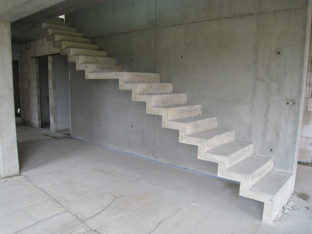 Бетонные трехмаршевые лестницы в частный дом