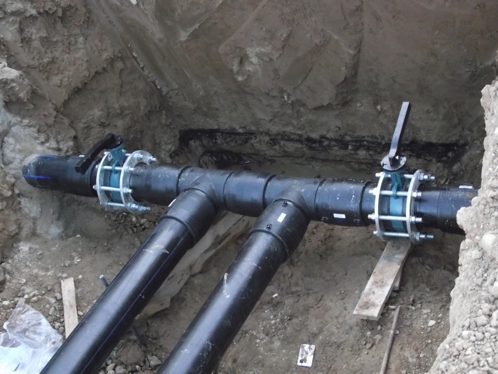 Трубопровод сетевой воды. ХВС-HDPE 160. Прокладка труб водопровода. Прокладка водопровода из ПНД труб. Наружные сети водоснабжения и канализации.
